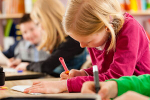 schulkinder-am-schreiben-und-malen