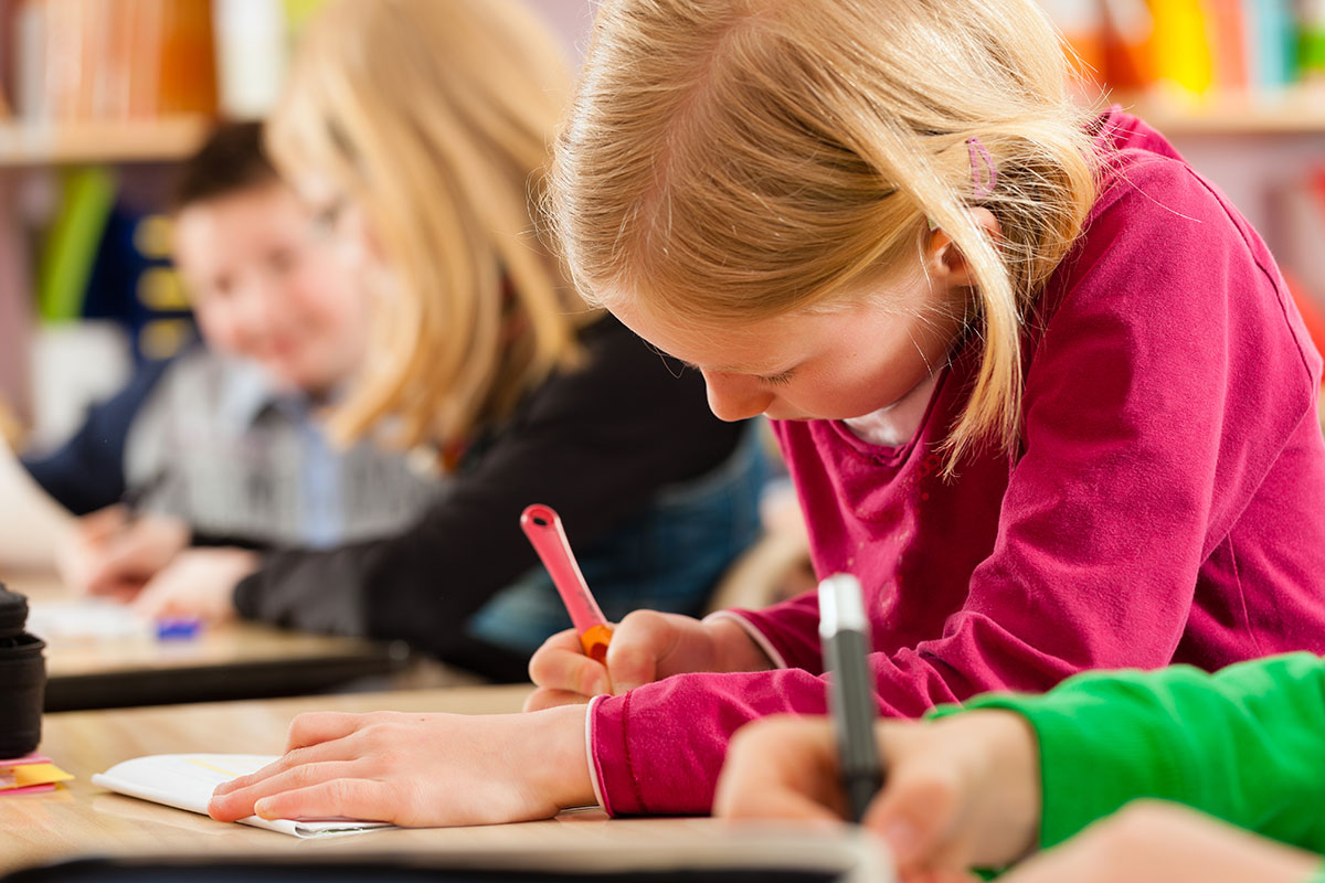 schulkinder-am-schreiben-und-malen
